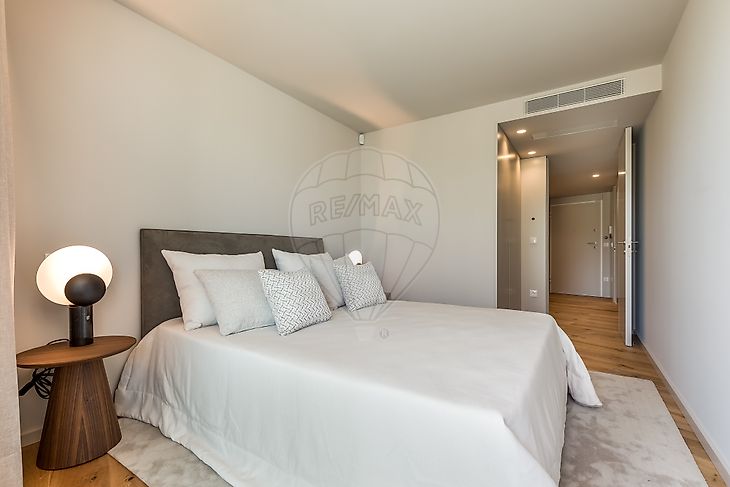 Apartamento T3 em Vila Nova de Gaia com 2 lugares de garagem